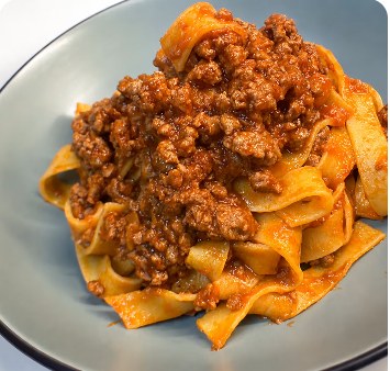 Plato de pappardelle con ragú servido en Patio Secreto